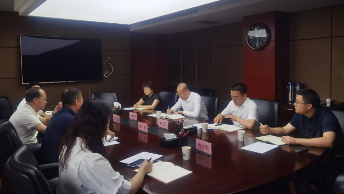 8月4日上午，甘肅藥業(yè)投資集團(tuán)有限公司黨委書(shū)記、董事長(zhǎng)周榮及副總經(jīng)理張世俊等一行4人前往甘肅省科技廳，拜會(huì)省科技廳黨組書(shū)記、廳長(zhǎng)張世榮。雙方圍繞整合中醫(yī)藥優(yōu)勢(shì)資源、強(qiáng)化創(chuàng)新聯(lián)合體建設(shè)、培育高層次創(chuàng)新創(chuàng)
