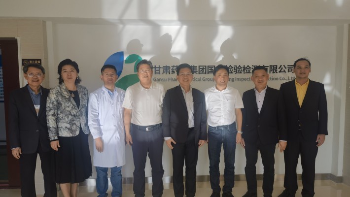 2023年8月21日下午，泰國(guó)衛(wèi)生部傳統(tǒng)和替代醫(yī)學(xué)司司長(zhǎng)王通財(cái)，泰國(guó)駐西安總領(lǐng)事館總領(lǐng)事韓美玲，泰國(guó)衛(wèi)生部傳統(tǒng)和替代醫(yī)學(xué)司副司長(zhǎng)特萬(wàn)，泰國(guó)傳統(tǒng)和替代醫(yī)學(xué)部顧問(wèn)文夢(mèng)賢，瓦納拉特納泰國(guó)傳統(tǒng)和替代醫(yī)學(xué)系替代